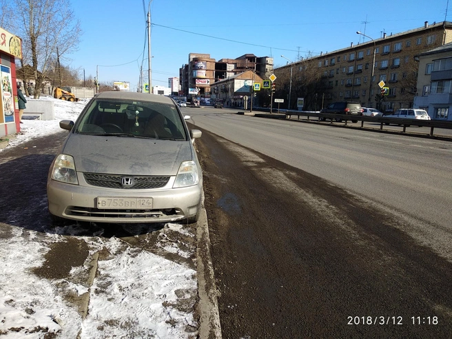 Дерзкий водитель «Хонды» припарковался на остановке по Шахтеров