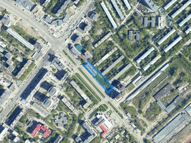 Участок, где планируется построить гостиницу. Рядом расположены пятиэтажные дома, окна которых выходят на улицу Кошурникова | Источник: публичная кадастровая карта