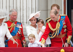 Принцесса Шарлотта и принц Джордж стали главными героями «балконного шоу»