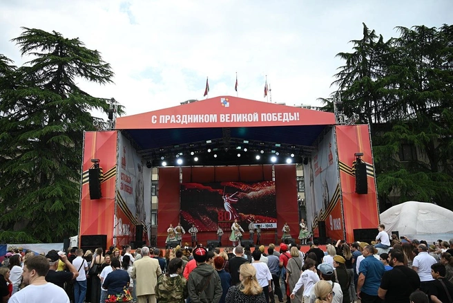 Завершится праздник гала-концертом лучших городских коллективов на площади Зимнего театра с ярким световым шоу | Источник: sochi.ru
