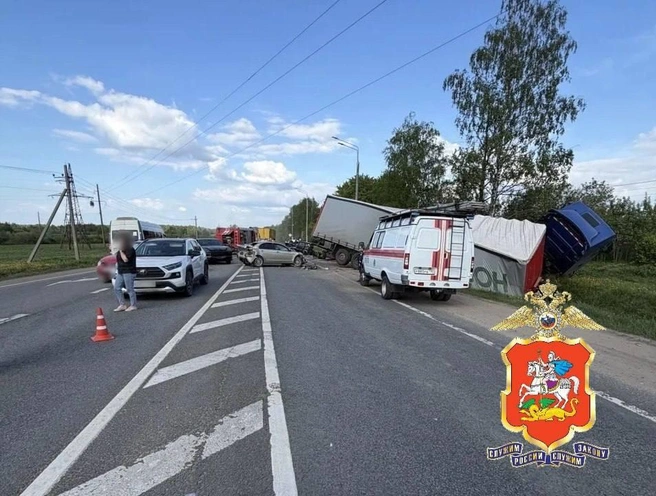 В аварии с фурой пострадали несколько человек | Источник: Подмосковная полиция / T.me