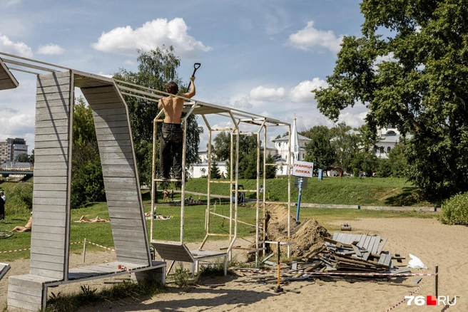 Знаменитую надпись «Подзеленье», которая стала популярной фотозоной, демонтируют. Пляж собираются немного благоустроить | Источник: Александр Куренной / 76.RU