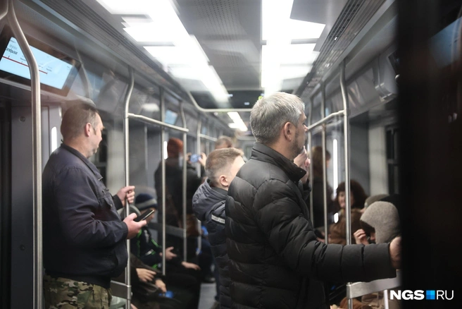 Первые пассажиры зашли в вагон с удивлением | Источник: Александр Ощепков / NGS.RU