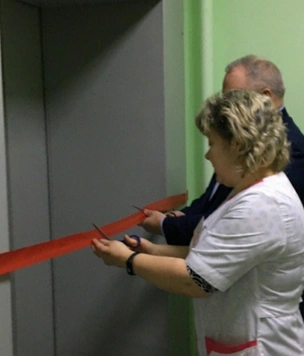 В одной из больниц Вологодской области торжественно открыли новый лифт (фото)