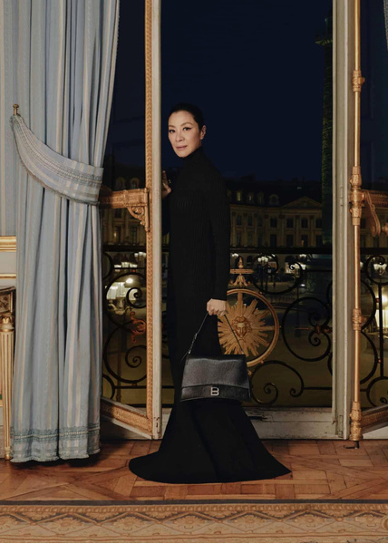 Balenciaga объявили оскароносную Мишель Йео новым амбассадором бренда