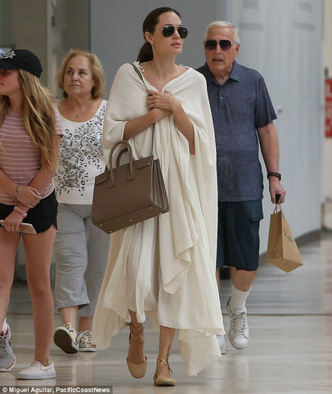 Анджелина Джоли с сумкой Saint Laurent на прогулке, Лос-Анджелес