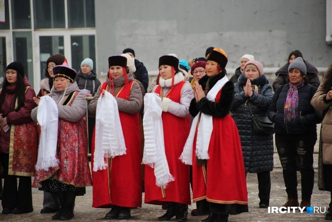 Белый хадак&nbsp;— символ чистоты помыслов, святости, благополучия и искренности | Источник: Даниил Конин / «ИрСити»