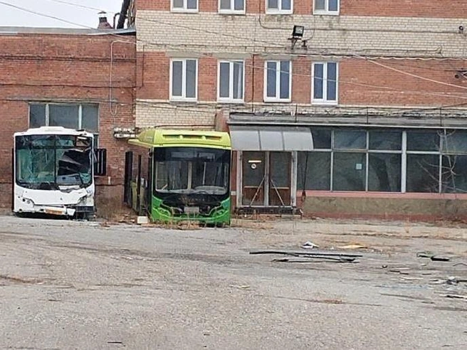 К недвижимости и земельному участку прилагаются вышедшие из строя автобусы. | Источник: Torgi.gov.ru