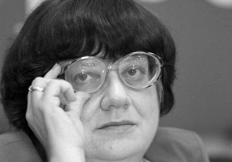 Попрощаться с Новодворской пришли сотни человек | ya62.ru