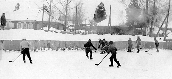 Какая зима без хоккея? На уличной площадке в Мысках в него рубились с утра до ночи | Источник: pastvu.com