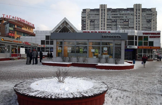 Теперь площадь у «Марксистской» стала чуть более просторной | Источник: Станислав Красильников / ТАСС