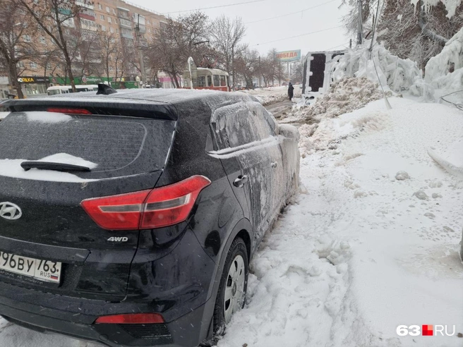 Припаркованные на обочине машины вмерзли в лед | Источник: Роман Данилкин / 63.RU