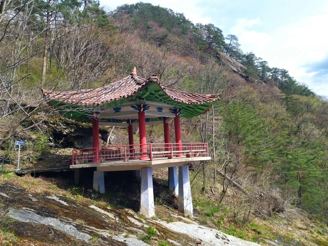 «Горы Механсан очень красивые, и именно такие пейзажи можно увидеть на картинах древних корейских и китайских художников», — рассказал Константин Каськаев | Источник: Константин Каськаев / ВКонтакте