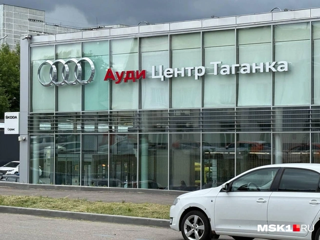 В Москве в автосалоне нашли подозрительную коробку под днищем Audi Q5 | Источник: Артем Устюжанин / MSK1.RU