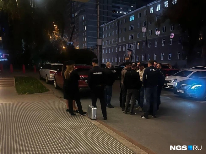 На месте ЧП много сотрудников полиии | Источник: Анна Скок / NGS.RU