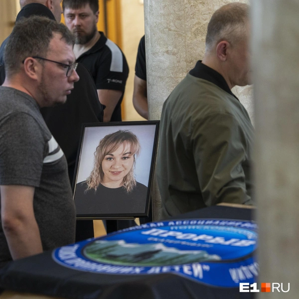 Гроб накрыли тканью с логотипом отряда | Источник: Кирилл Кушнов / E1.RU