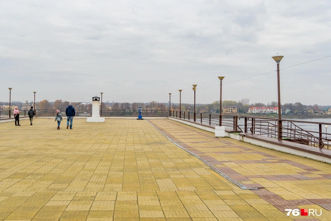 Смотровая площадка находится на Волжской набережной | Источник: Кирилл Поверинов / 76.RU