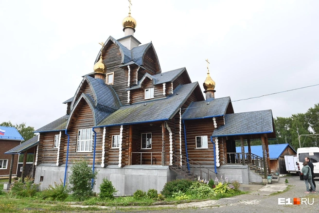 В храм пришли попрощаться только самые родные и близкие Екатерины | Источник: Дмитрий Емельянов / E1.RU
