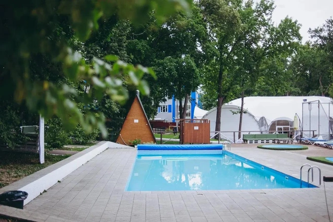 Зона отдыха у бассейнов | Источник: parkhoteldubrava.ru