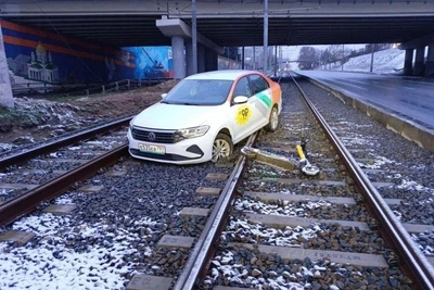 Легковушка и самокат заблокировали трамвайные пути