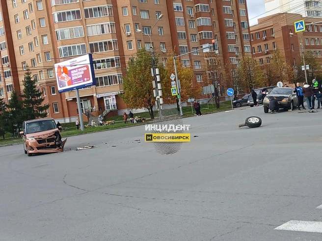 У одного из автомобилей оторвало колесо. | Источник: «Инцидент Новосибирск» / vk.ru