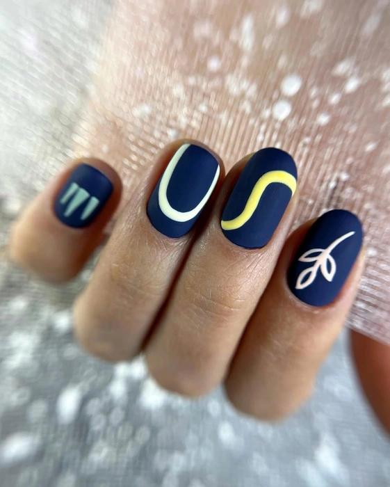 Однотонный цвет могут разнообразить объемные узоры | Источник: hedyefatehi_nail / Instagram (экстремистская организация, деятельность запрещена на территории РФ)