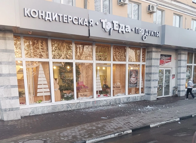 На площади Ленина со здания рухнула часть фасада вместе с водосточной трубой | ya62.ru