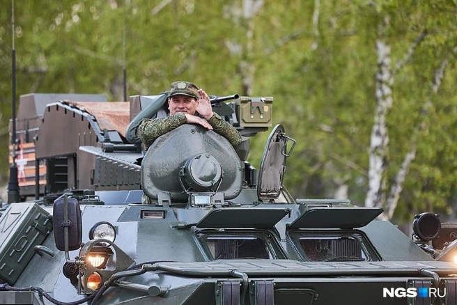 Командир БТР-80 радостно махал собравшимся, горожане отвечали ему тем же | Источник: Александр Ощепков / NGS.RU