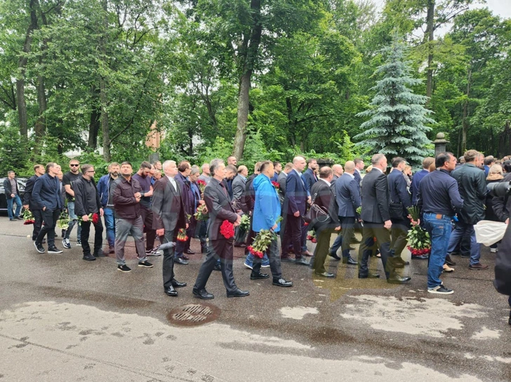 На траурной церемонии собрались десятки людей
