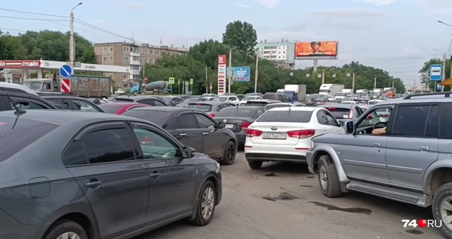 Так выглядела очередь на заправку «Газпром» на Доватора | Источник: читатель 74.RU