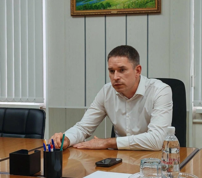 Выступает наставником в «Школе героев» | Источник: Илья Сухих / T.me 