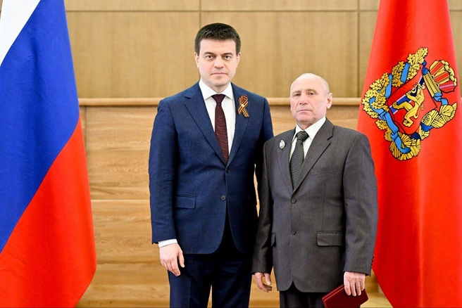 Знак и удостоверение энергетику вручил губернатор Михаил Котюков | Источник: пресс-служба «Россети»
