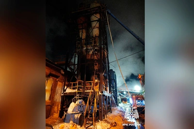 Ночной пожар на фанерно-мебельном комбинате в Череповце