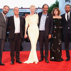 Райф Файнс станцевал на премьере фильма «Большой всплеск»