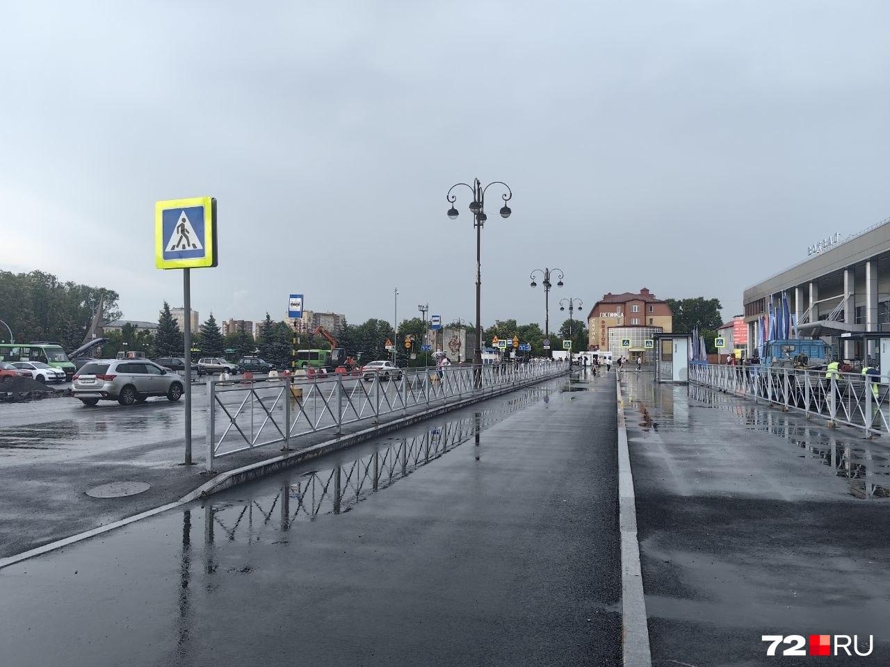 В Тюмени до сих пор не пускают автобусы к железнодорожному вокзалу — почему
