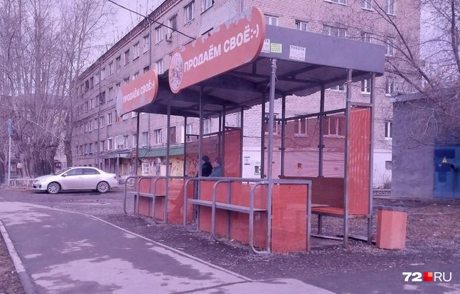 И вот для примера. Лотки на Малышева&nbsp;— сидят всего две бабушки и торгуют картошкой. Вокруг&nbsp;— ни души | Источник: Анастасия Давыдова / 72.RU 