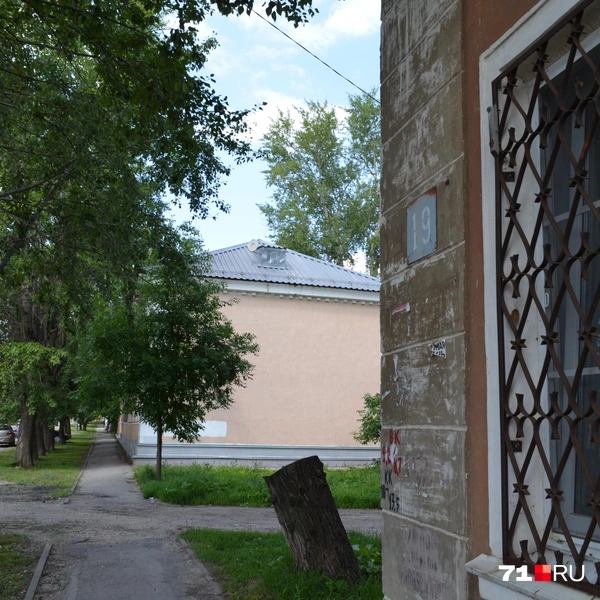 А вот так выглядят соседние дома. Чувствуете разницу? | Источник: Максим Улитов / 71.RU