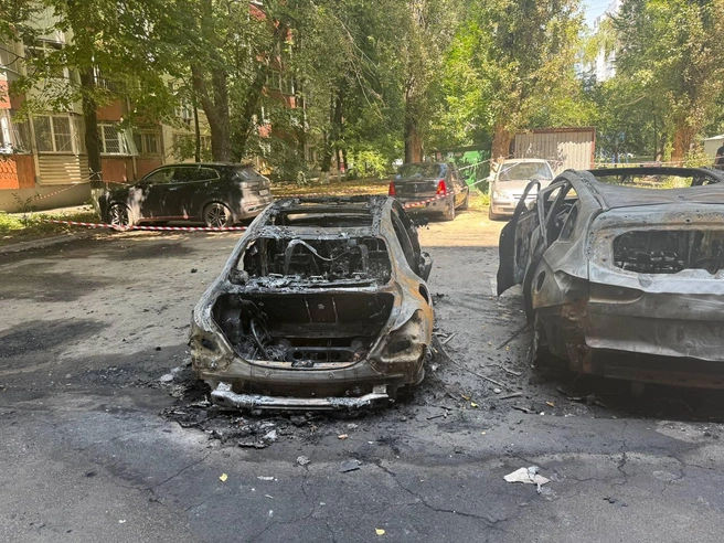Слева — Mercedes, справа — Haval. Спереди эти машины не пострадали | Источник: Марина Рыбалкина / 161.RU