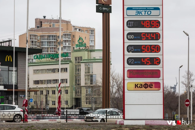 Кто-то еще помнит такие цены на бензин? | Источник: Константин Завриков / V1.RU