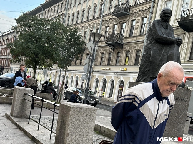 Федор Достоевский и прохожий | Источник: Андрей Кузнецов / MSK1.RU