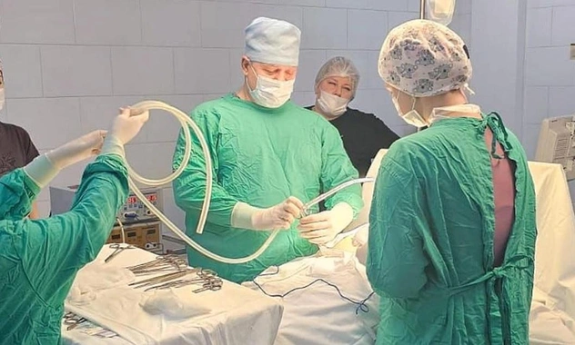 Потерял 3 литра крови: как спасали подростка, которого отец ударил ножом в спину