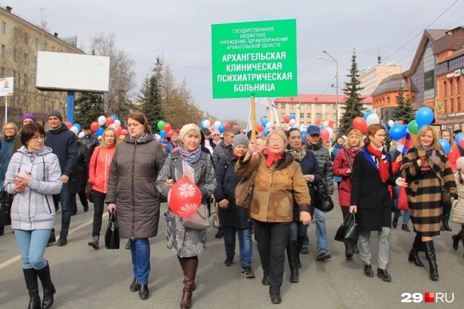 Такой была первомайская демонстрация в 2019 году. В последующие годы в традиционном формате Первомай в Архангельске не проводили из-за пандемии | Источник: Сергей Яковлев