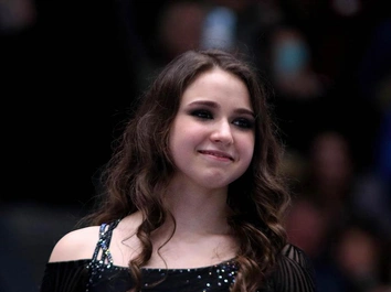 Свободная, летящая и счастливая: Камила Валиева вернулась на лед в шоу Татьяны Навки, несмотря на дисквалификацию