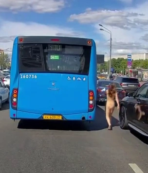 Что происходит на видео: обнаженная женщина на московской улице