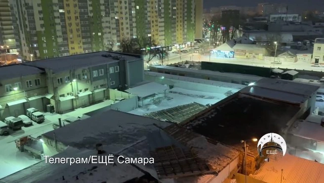 —&nbsp;На Революционной/Дыбенко ветром сорвало крышу. Пострадал автомобиль,&nbsp;— написал блогер Евгений Щекин. | Источник: ЕЩЁ Самара / T.me