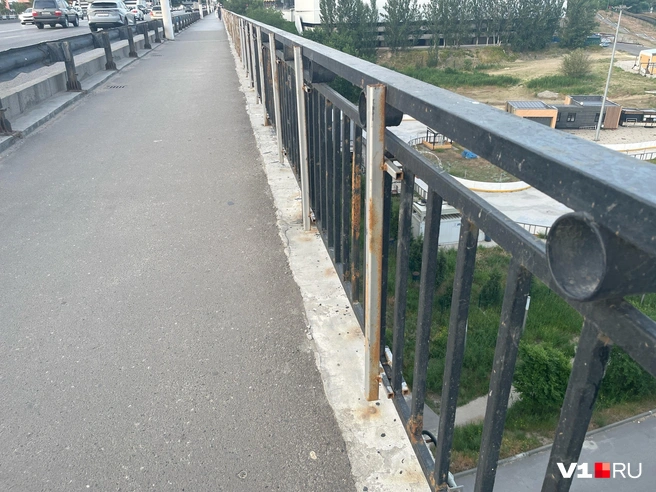 Попытки укрепить перила, видимо, производились. Но в надежности конструкции читатель откровенно сомневается | Источник: читатель V1.RU