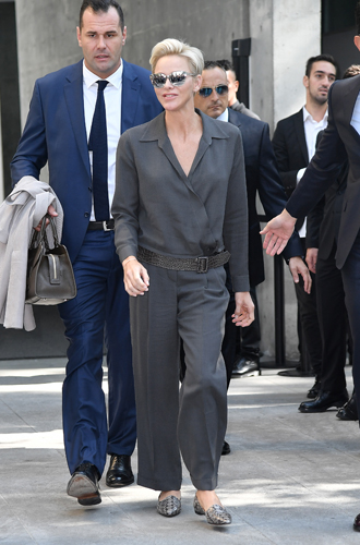 Неброская элегантность: княгиня Шарлен на Неделе моды в Милане