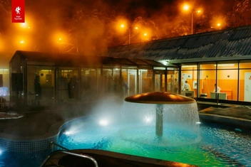 На территории бассейна есть водопады | Источник: База отдыха «Верхний бор» / VK.com