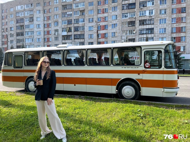 Колоритный автобус в Архангельске на фоне девятиэтажки | Источник: Дарья Бейбулатова 