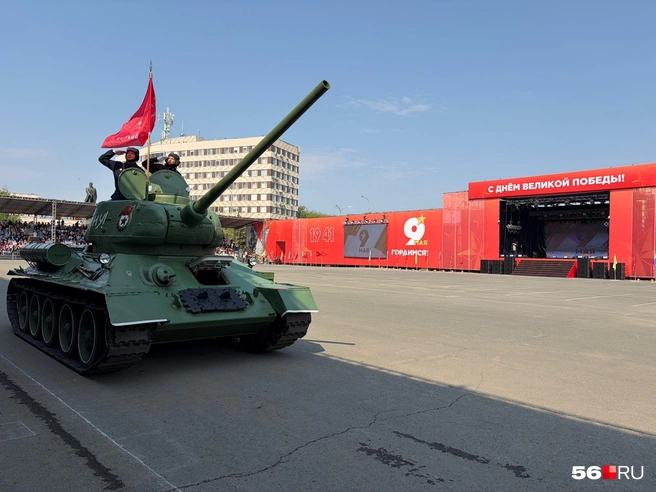 Легендарный танк Т-34 открыл парад военной техники | Источник: Николай Сальников / 56.RU